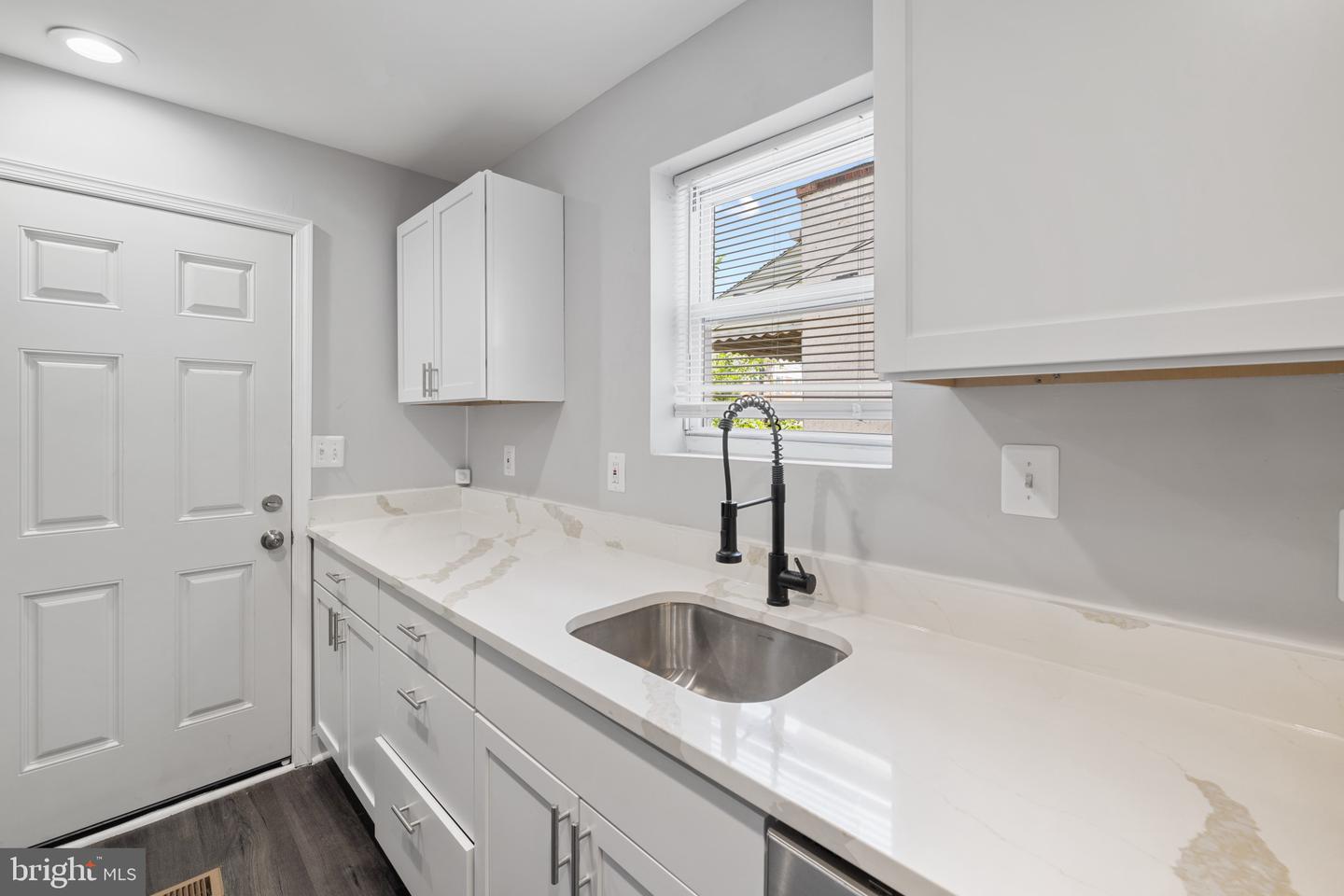 Photo 12 of 45 of 1519 N Kenwood Ave townhome