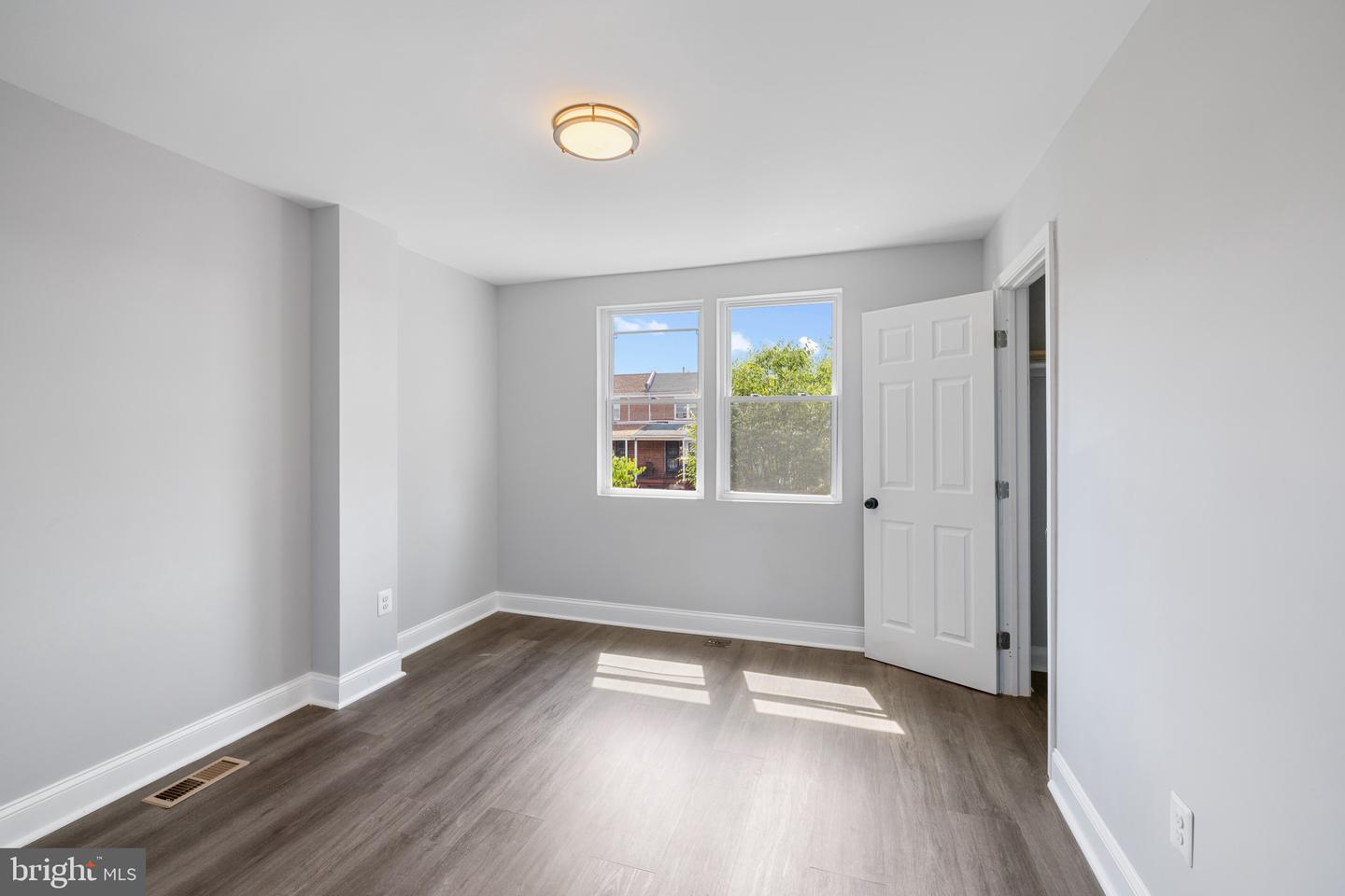 Photo 32 of 45 of 1519 N Kenwood Ave townhome