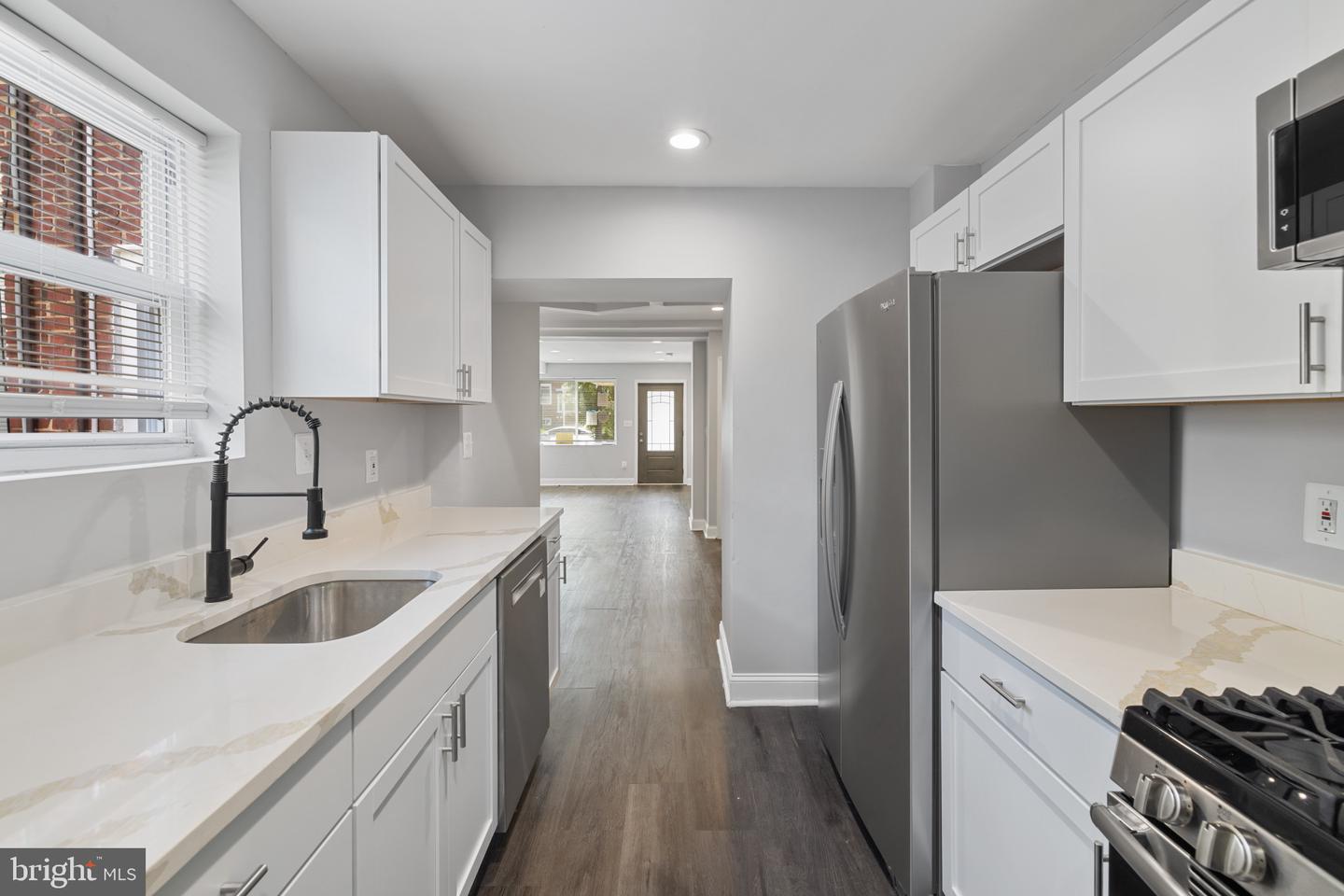 Photo 9 of 45 of 1519 N Kenwood Ave townhome