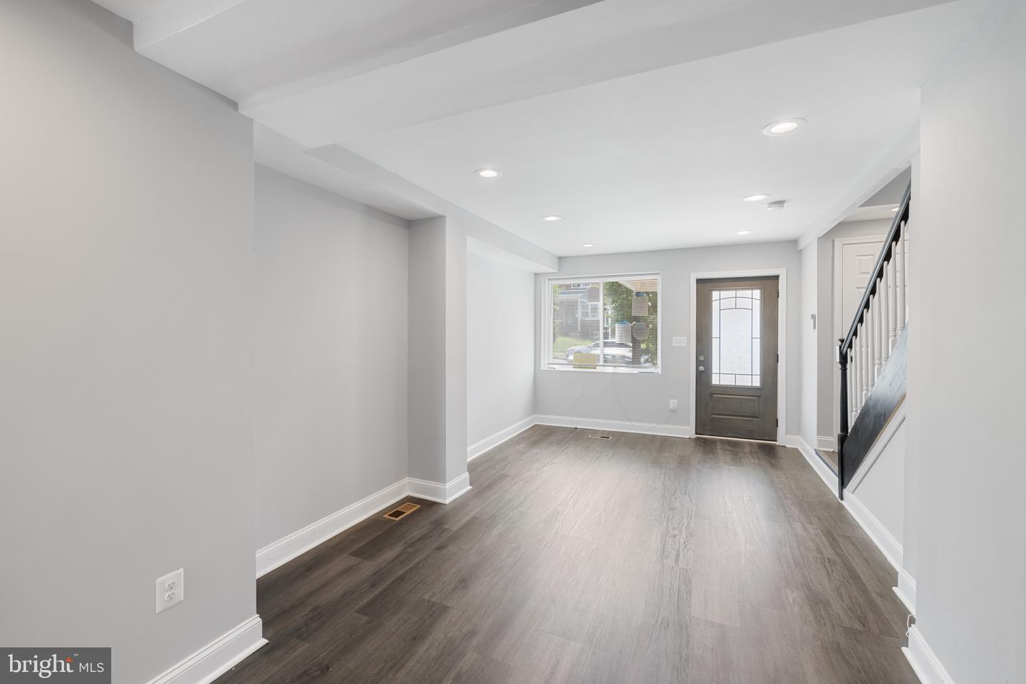 Photo 19 of 45 of 1519 N Kenwood Ave townhome