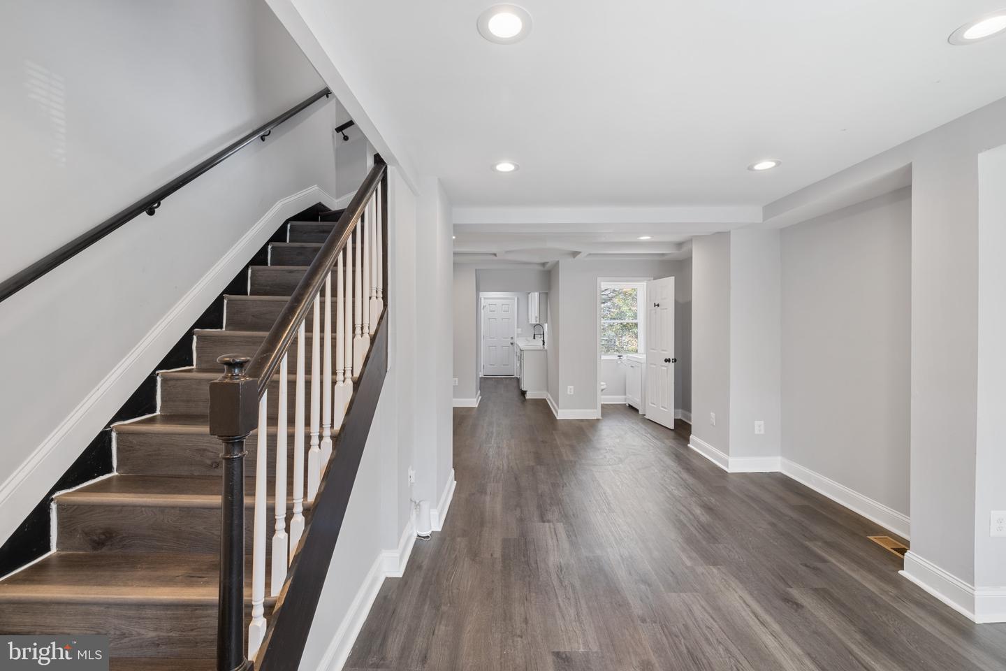 Photo 7 of 45 of 1519 N Kenwood Ave townhome