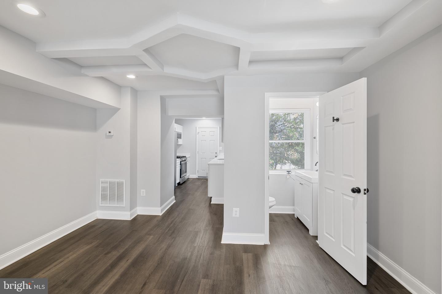 Photo 18 of 45 of 1519 N Kenwood Ave townhome