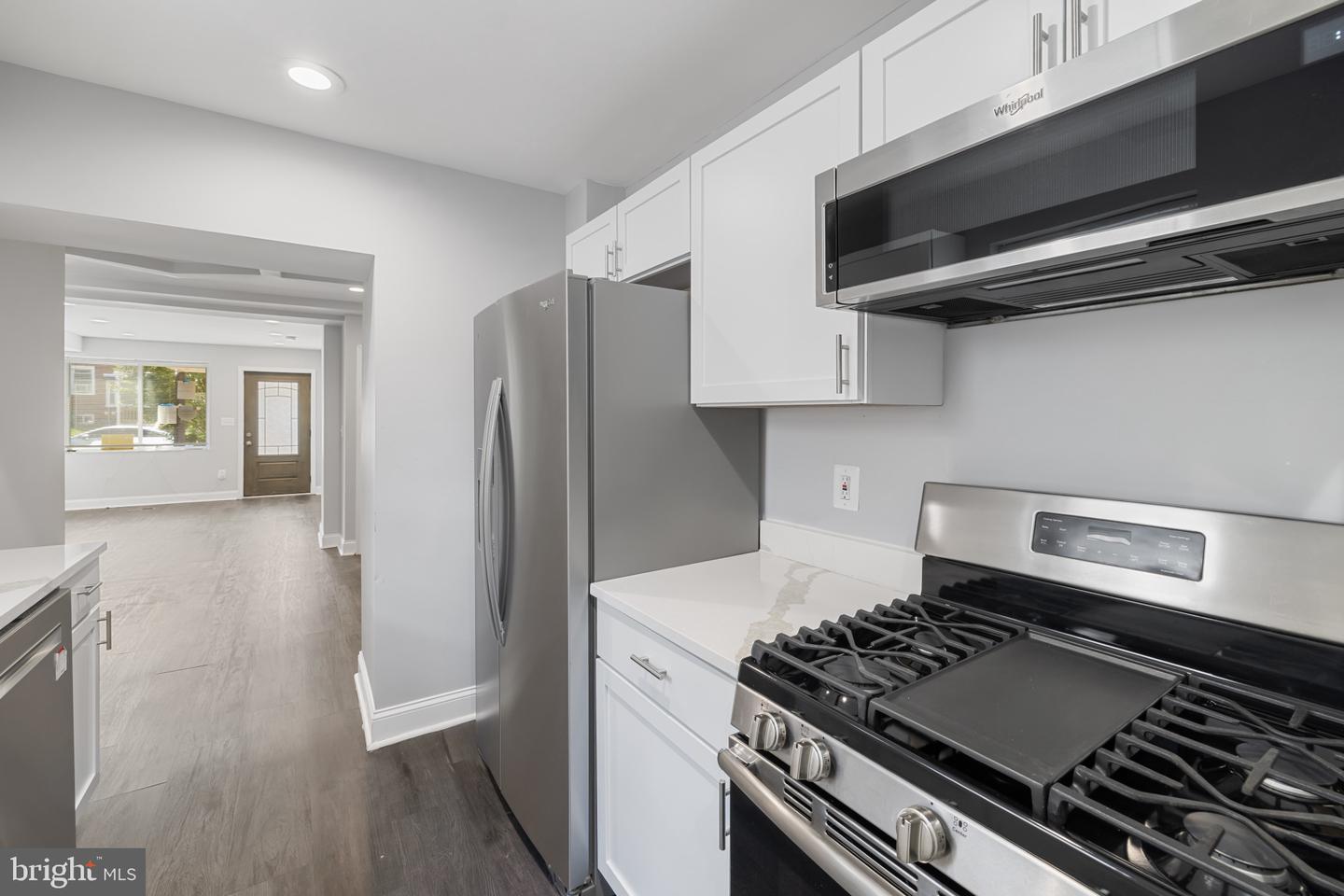 Photo 10 of 45 of 1519 N Kenwood Ave townhome