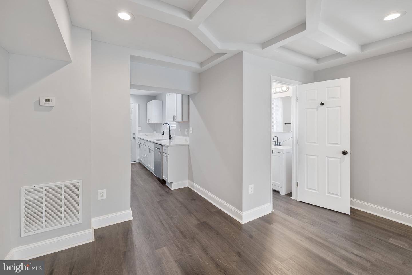 Photo 15 of 45 of 1519 N Kenwood Ave townhome