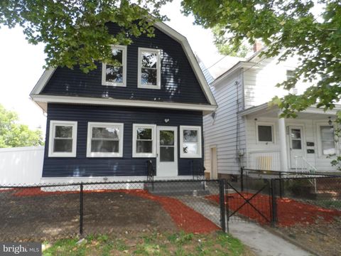 Single Family Residence in Trenton NJ 1102 Franklin St 3.jpg