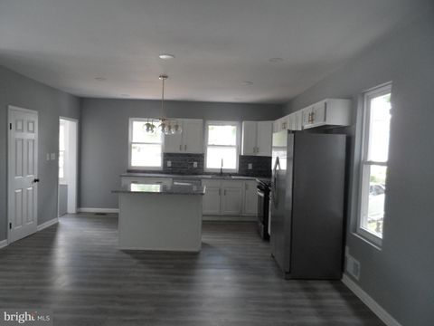 Single Family Residence in Trenton NJ 1102 Franklin St 13.jpg