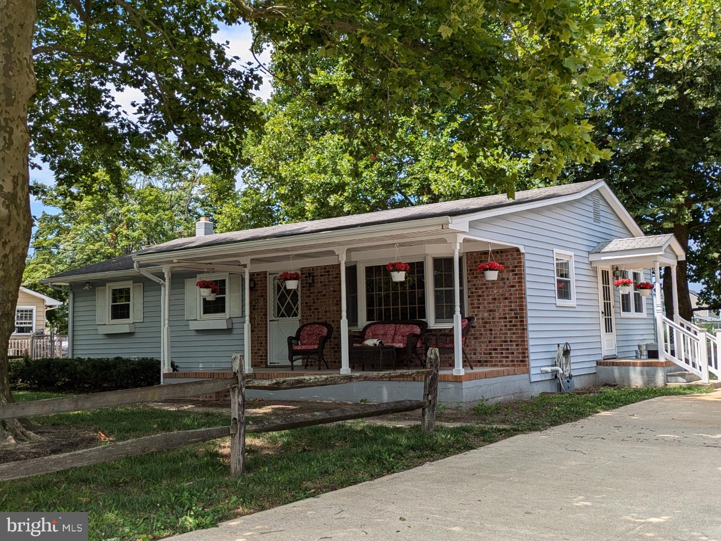 Photo 1 of 33 of 1416 Cedar St house