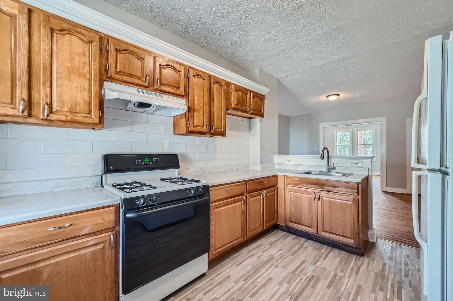 Photo 11 of 27 of 2846 Mayfield Ave townhome