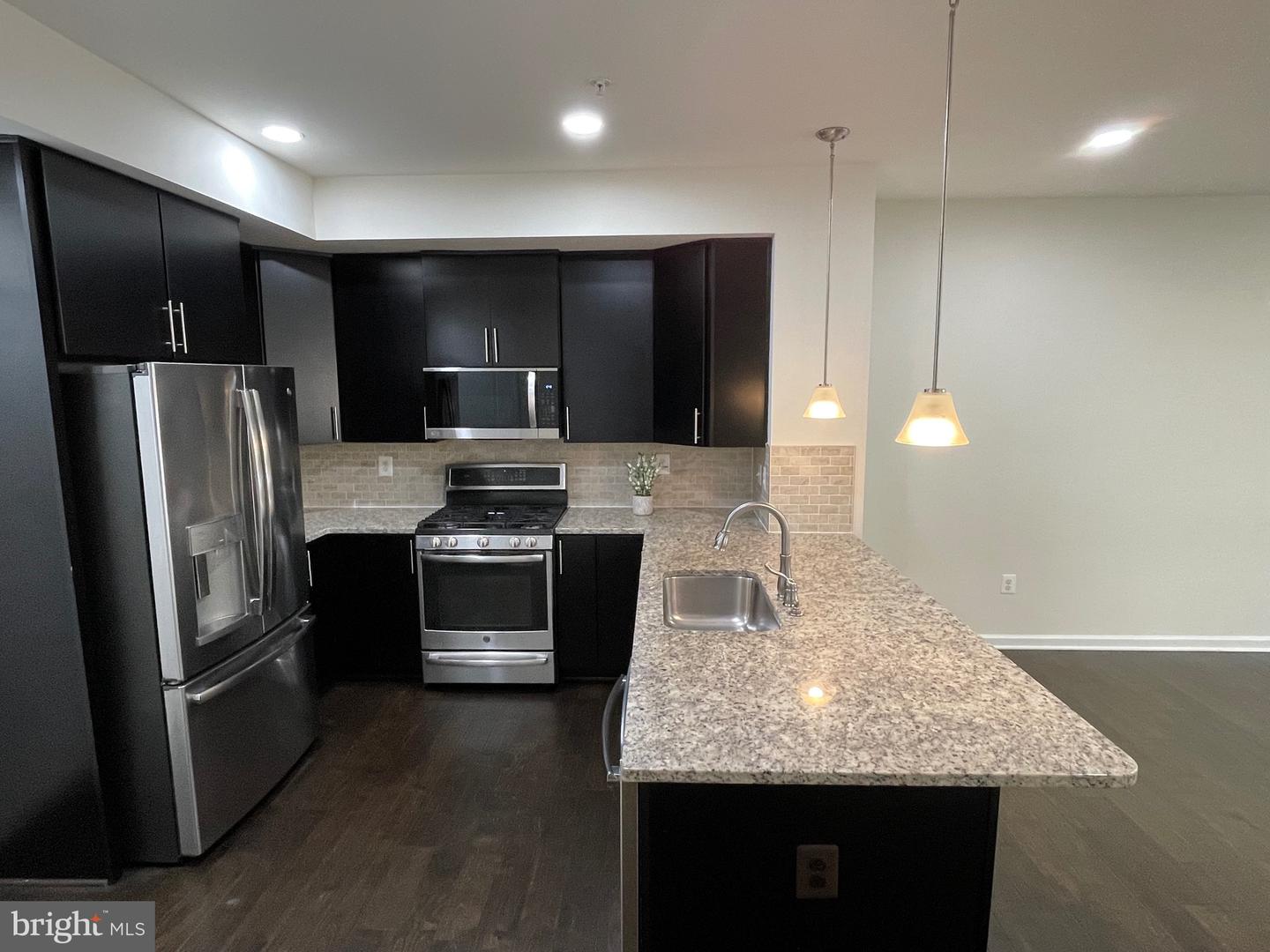 Photo 5 of 17 of 13731 Endeavour Dr #3e townhome