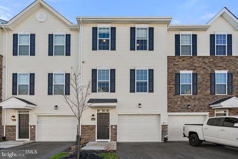 Townhouse in Brick NJ 302 Discovery ROAD.jpg
