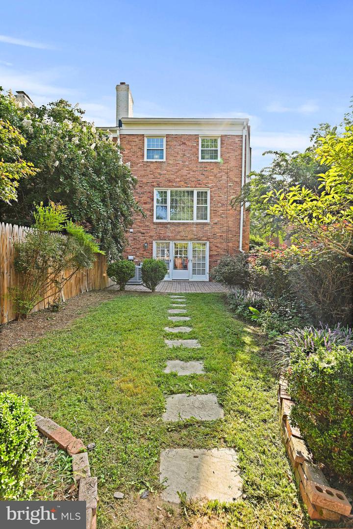 Photo 32 of 37 of 1116 Wimbledon Dr townhome