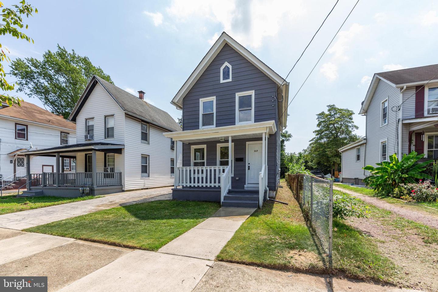 Photo 2 of 18 of 317 W Montrose St house