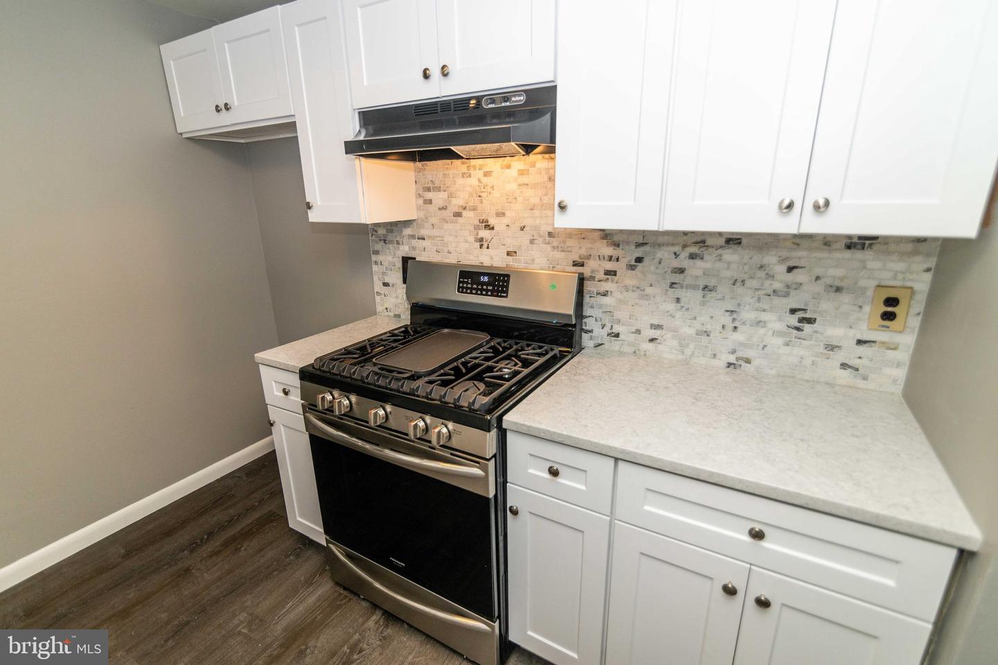 Photo 9 of 26 of 537 Essex Rd multi-family property