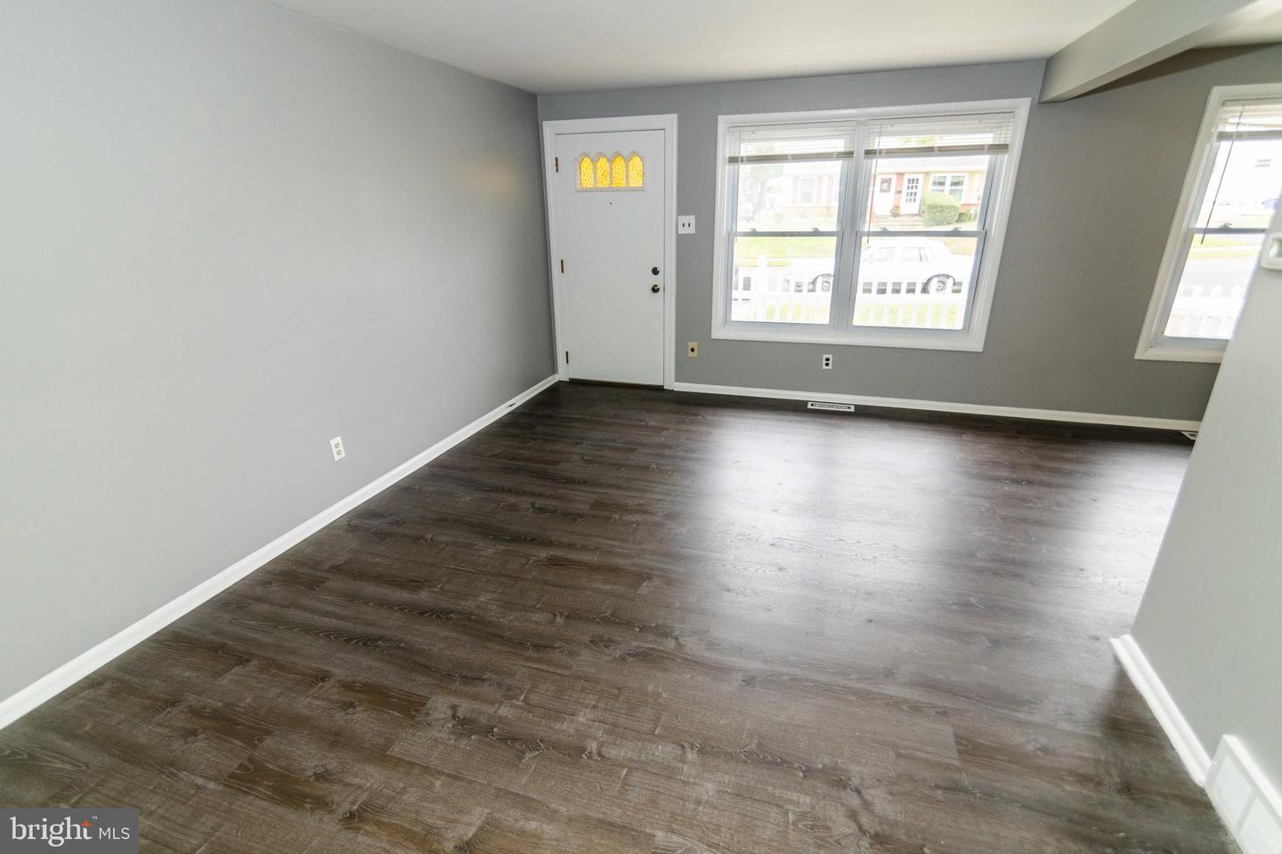 Photo 2 of 26 of 537 Essex Rd multi-family property