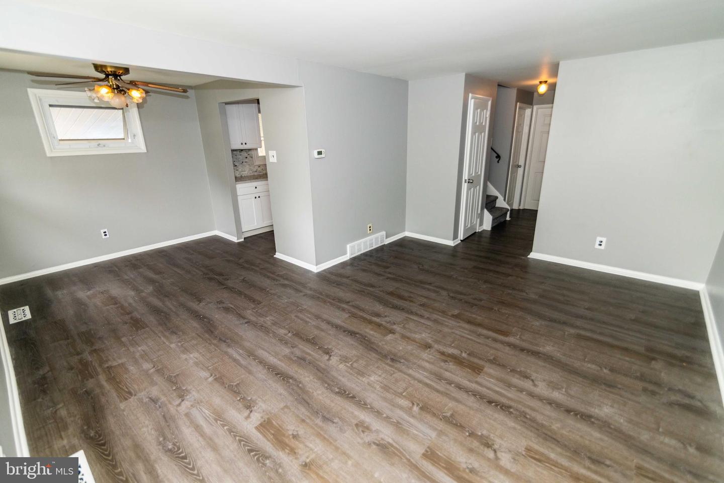 Photo 4 of 26 of 537 Essex Rd multi-family property