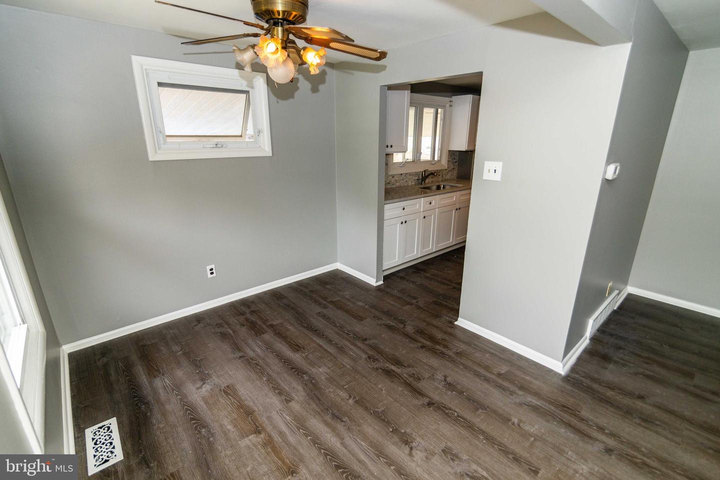Photo 6 of 26 of 537 Essex Rd multi-family property