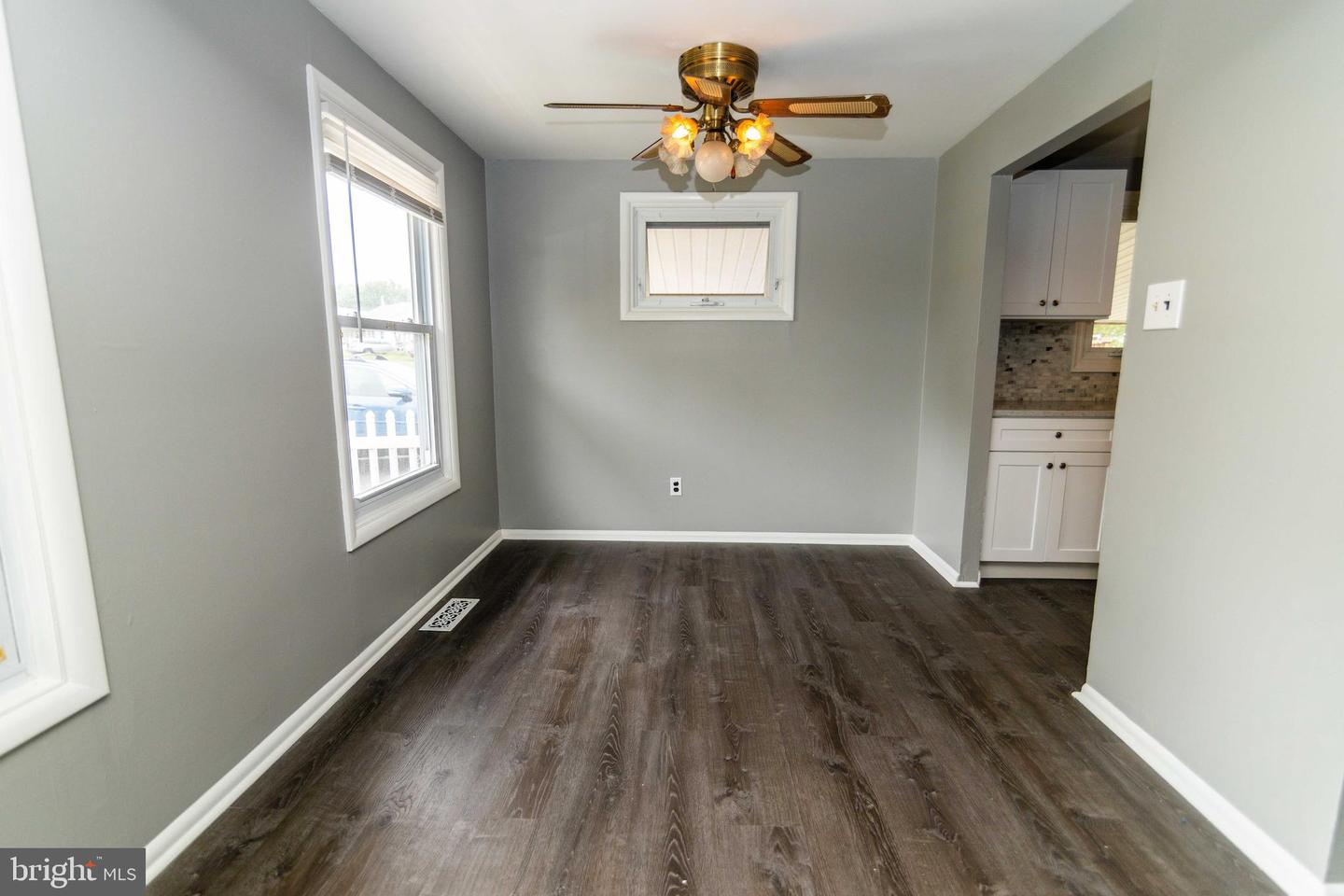 Photo 5 of 26 of 537 Essex Rd multi-family property