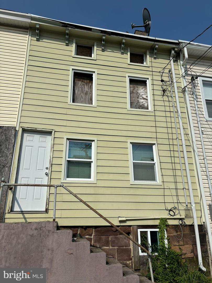 Photo 13 of 13 of 449 N Montgomery St townhome