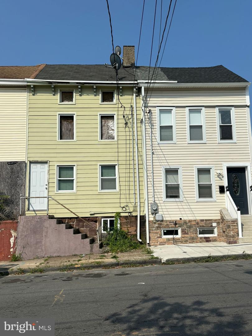 Photo 2 of 13 of 449 N Montgomery St townhome