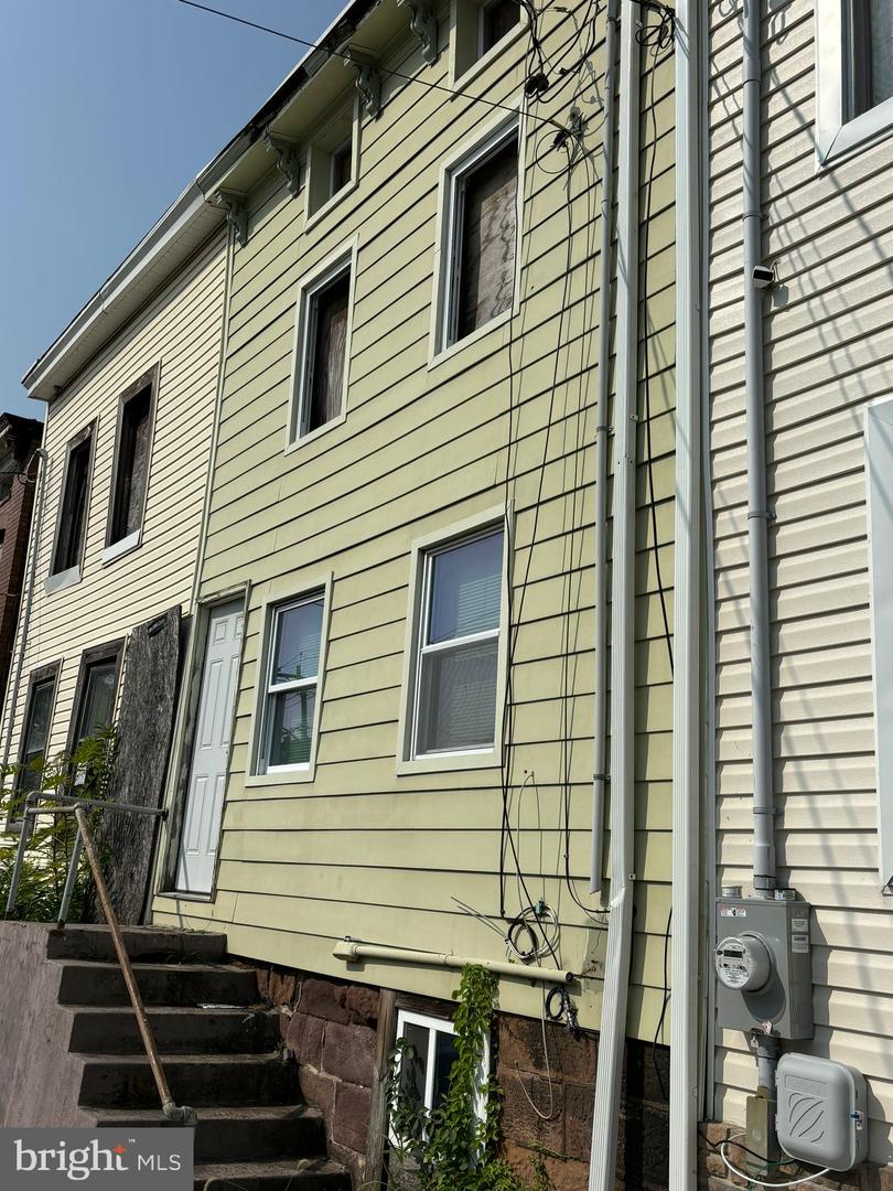 Photo 8 of 13 of 449 N Montgomery St townhome