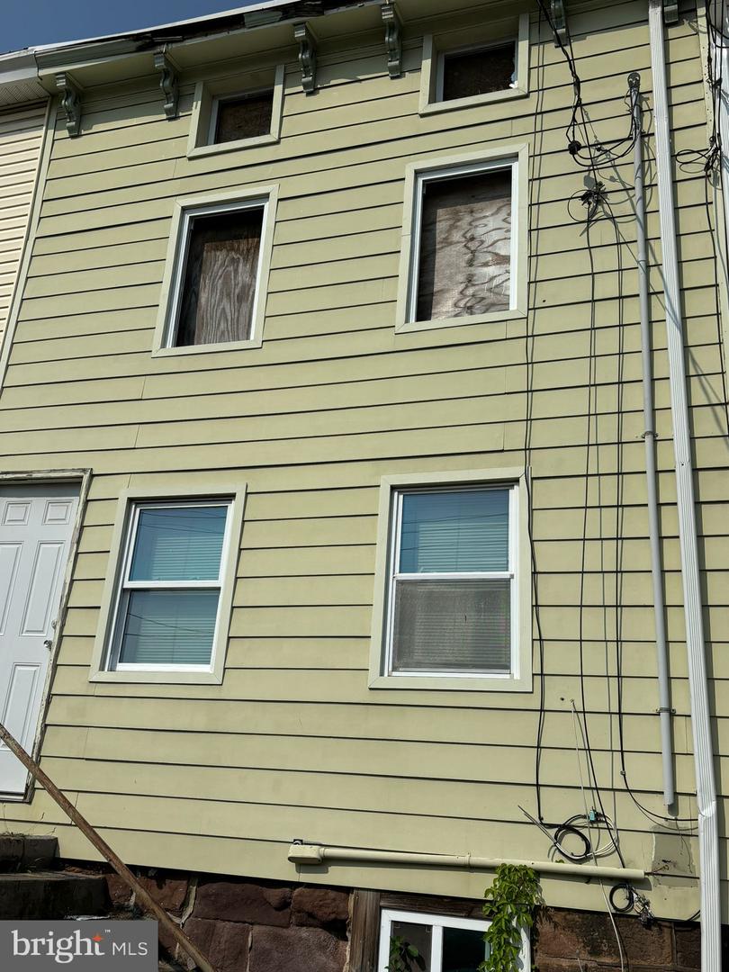 Photo 6 of 13 of 449 N Montgomery St townhome