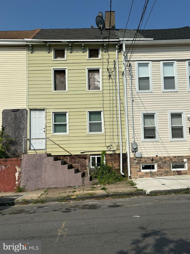 Photo 10 of 13 of 449 N Montgomery St townhome