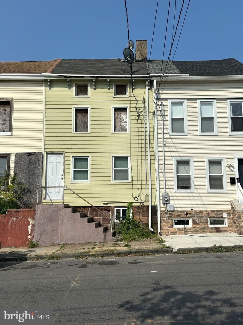 Photo 4 of 13 of 449 N Montgomery St townhome
