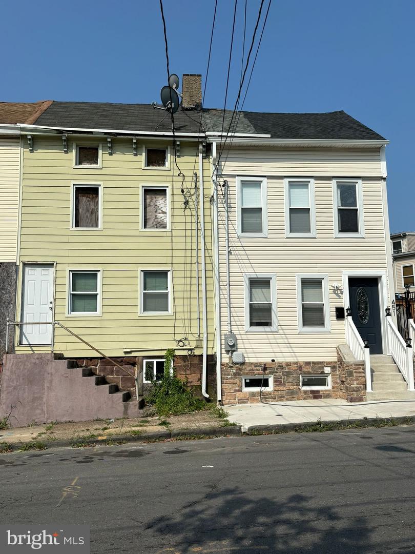 Photo 3 of 13 of 449 N Montgomery St townhome