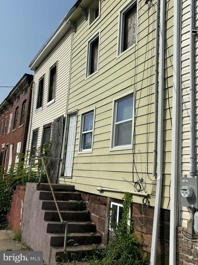 Photo 7 of 13 of 449 N Montgomery St townhome