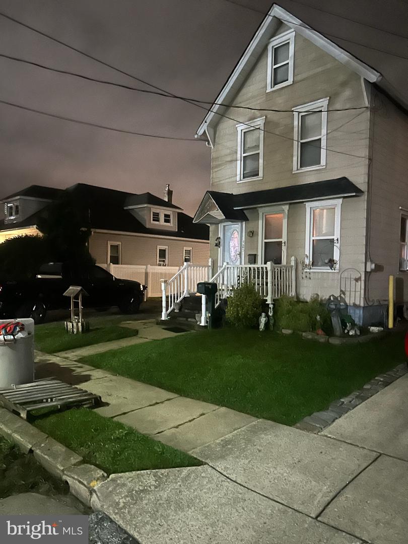 Photo 2 of 15 of 425 Glover St house