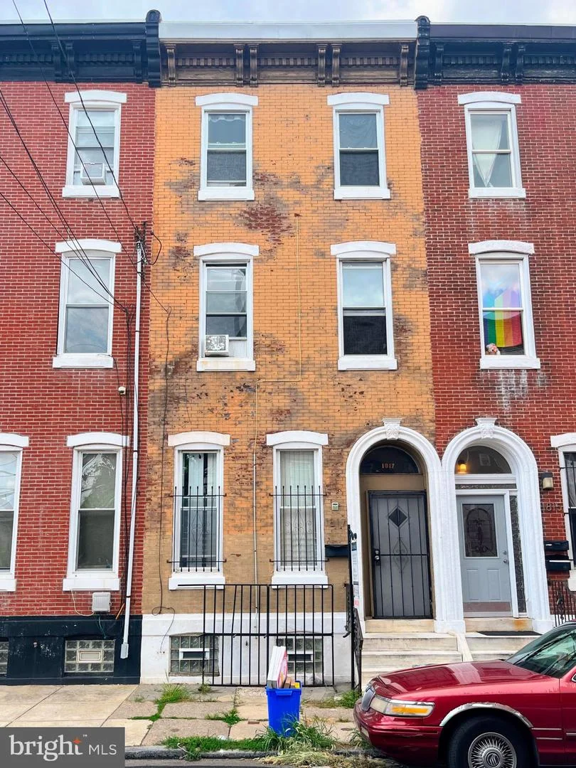 1817 W Oxford Street