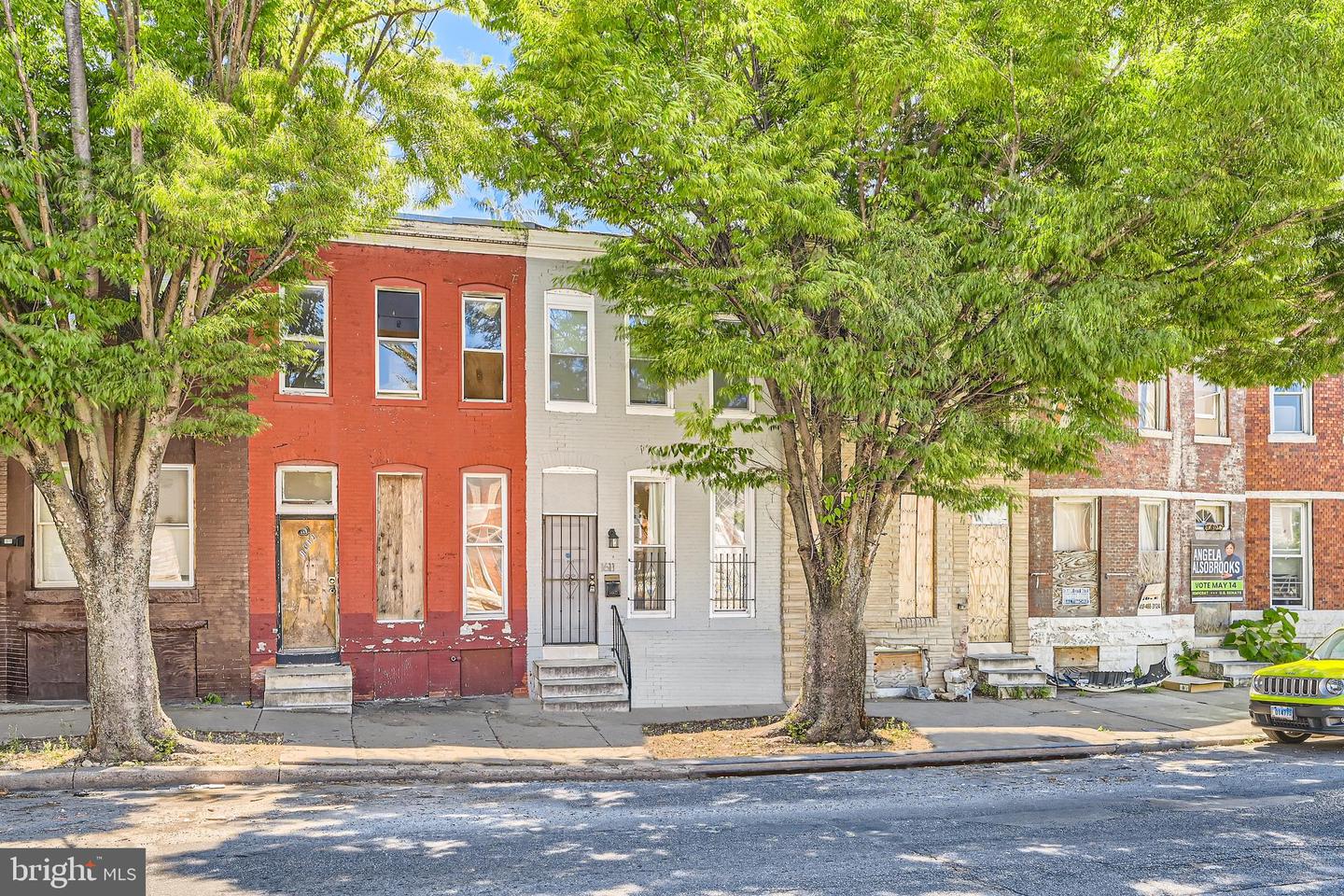 Photo 1 of 22 of 1611 N Fulton Ave townhome