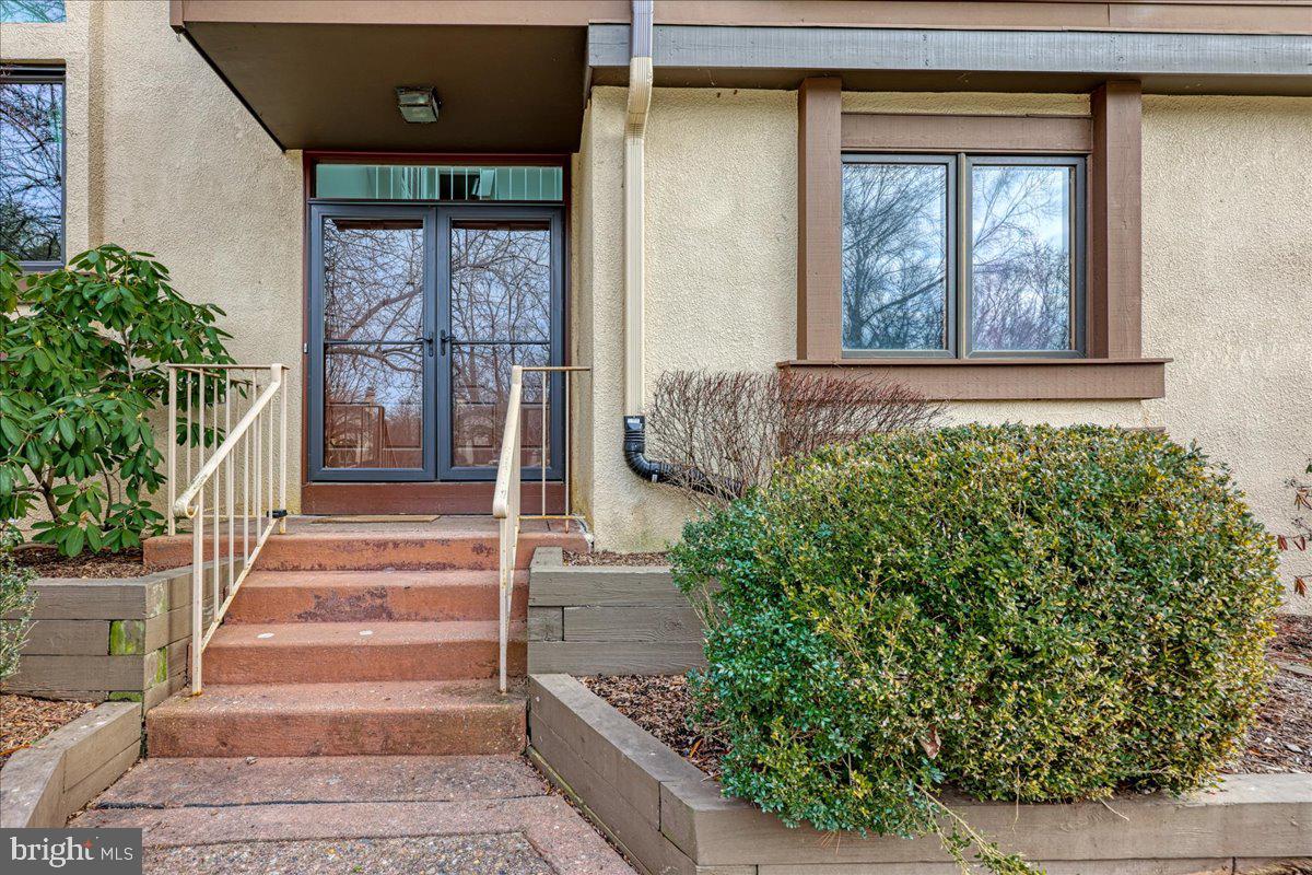 Photo 4 of 34 of 545 Sayre Dr multi-family property