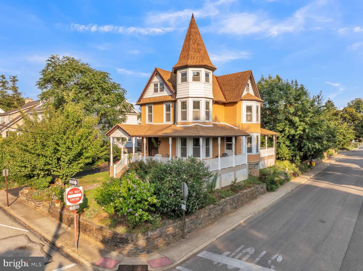 Photo 2 of 50 of 200 Sabine Ave house