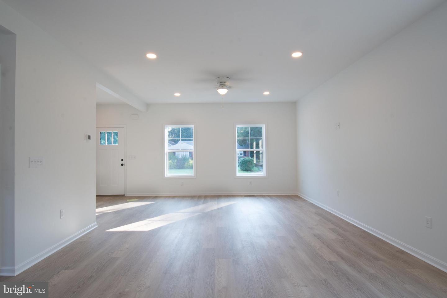 Photo 8 of 28 of 117 1st St house