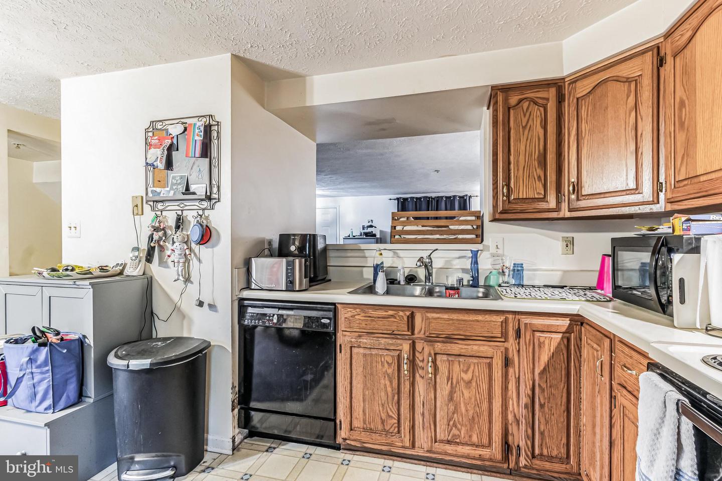 Photo 4 of 22 of 594 Quaker Ridge Ct townhome