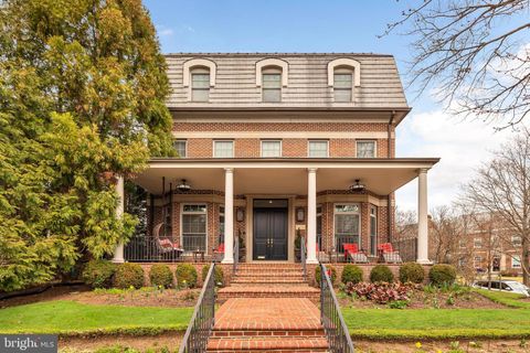 Single Family Residence in Washington DC 3101 Cathedral AVENUE.jpg