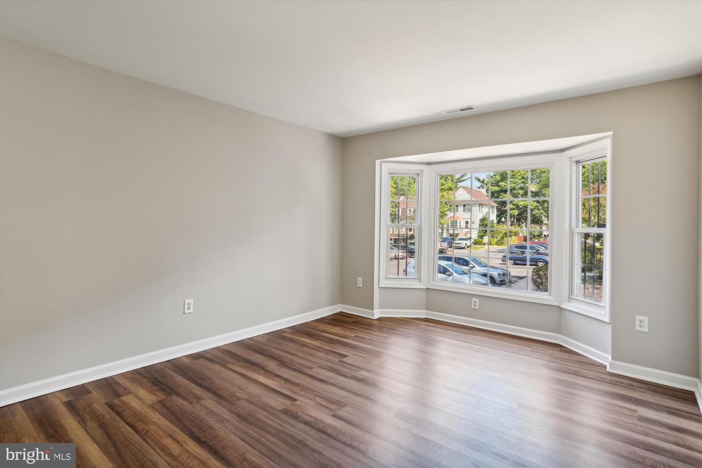 Photo 3 of 36 of 1537 Marlborough Ct townhome