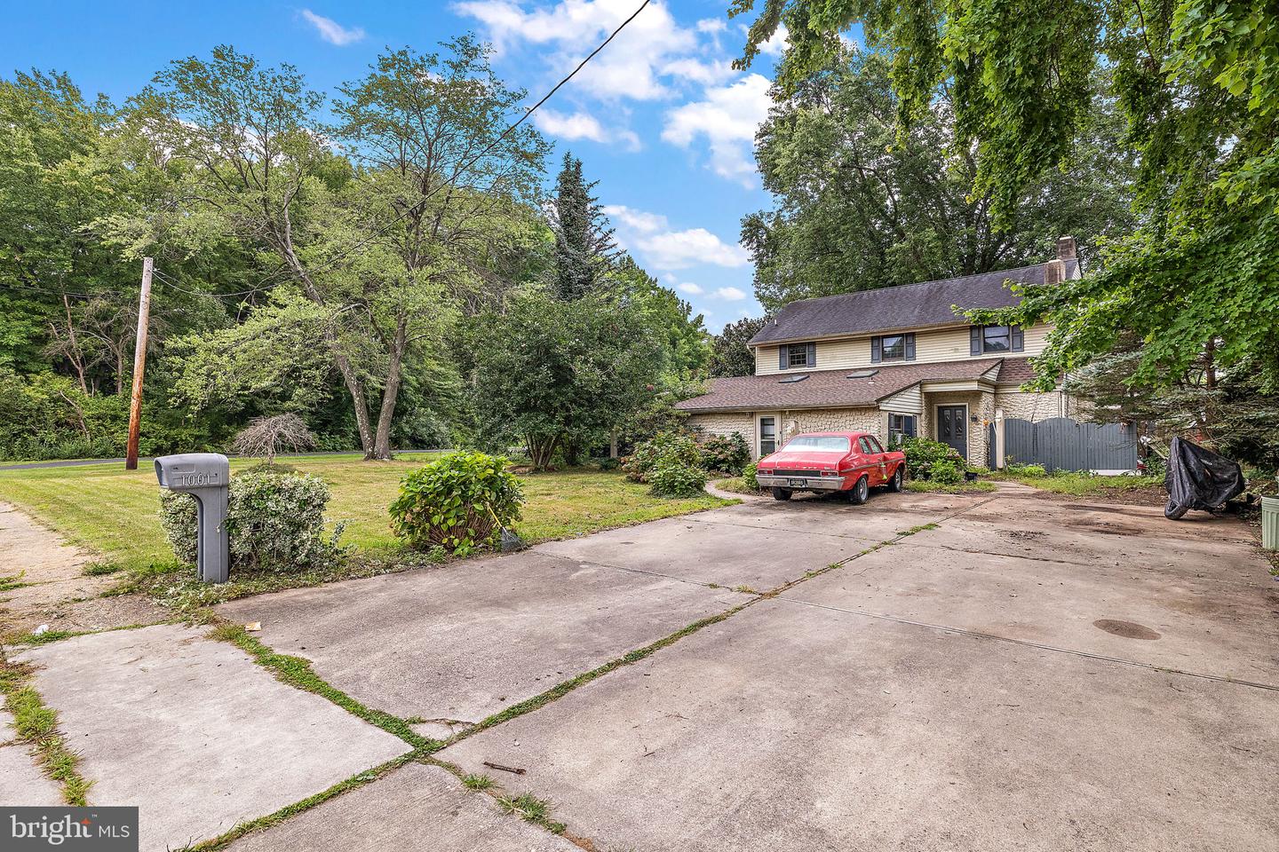 Photo 2 of 23 of 1001 Barksdale Rd house