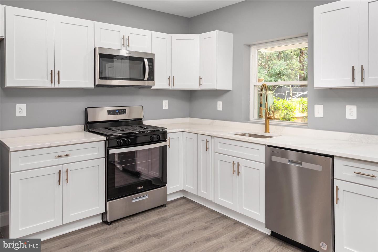 Photo 9 of 26 of 3845 Brooklyn Ave townhome