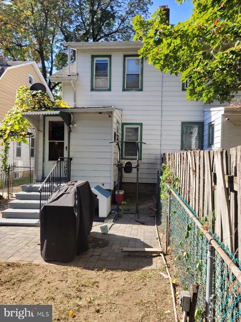 Photo 9 of 13 of 910 Revere Ave multi-family property