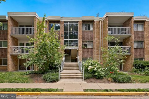 Condominium in Falls Church VA 2903 Charing Cross ROAD.jpg