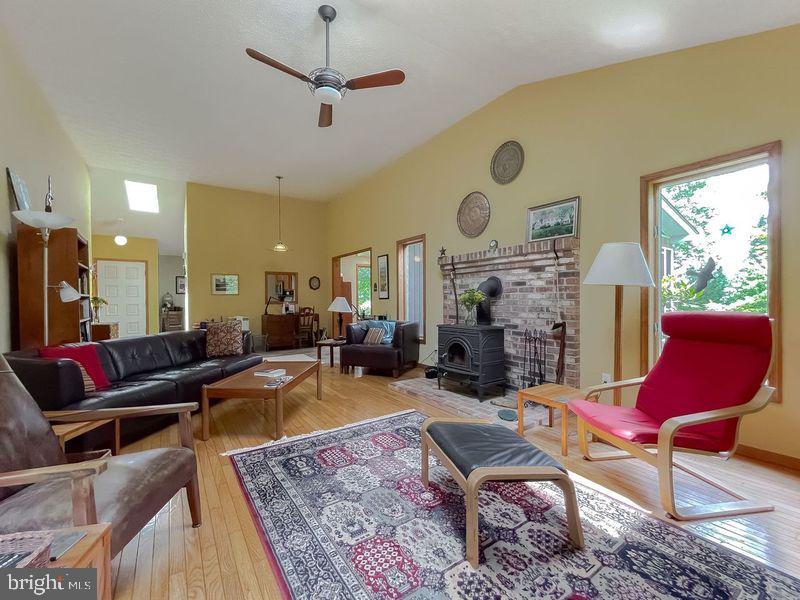 Photo 12 of 48 of 41396 Richneck Ct house