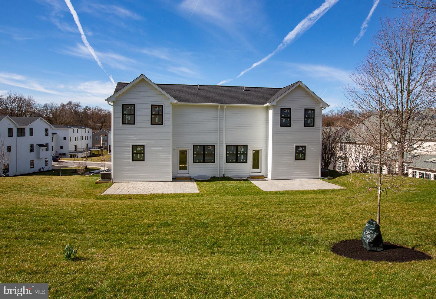 Photo 3 of 4 of 986 Henry Avenue multi-family property
