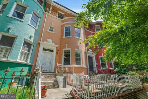 Townhouse in Washington DC 2513 Cliffbourne PLACE.jpg