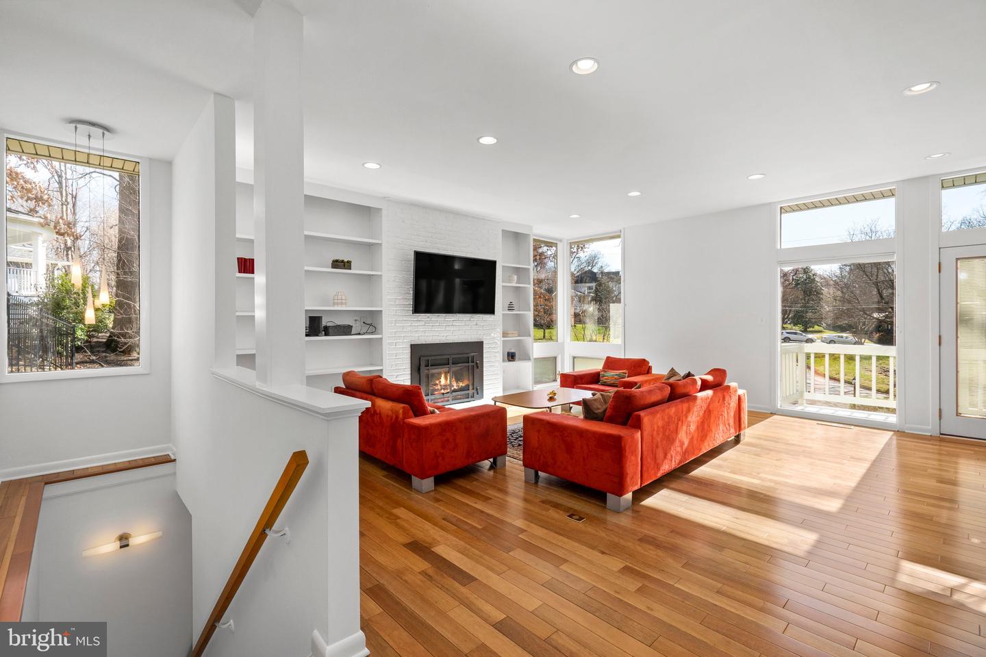 Photo 5 of 29 of 1042 Delf Dr house