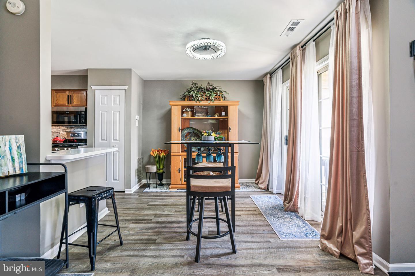 Photo 8 of 39 of 1302 Lakeside Dr townhome
