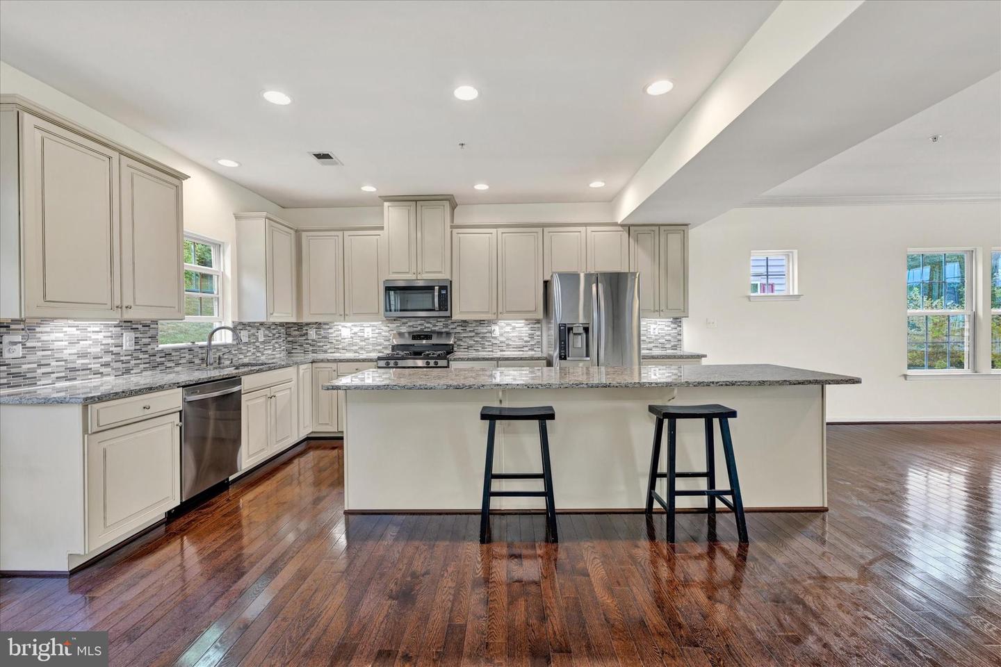 Photo 6 of 25 of 1335 Dickinson Ct townhome