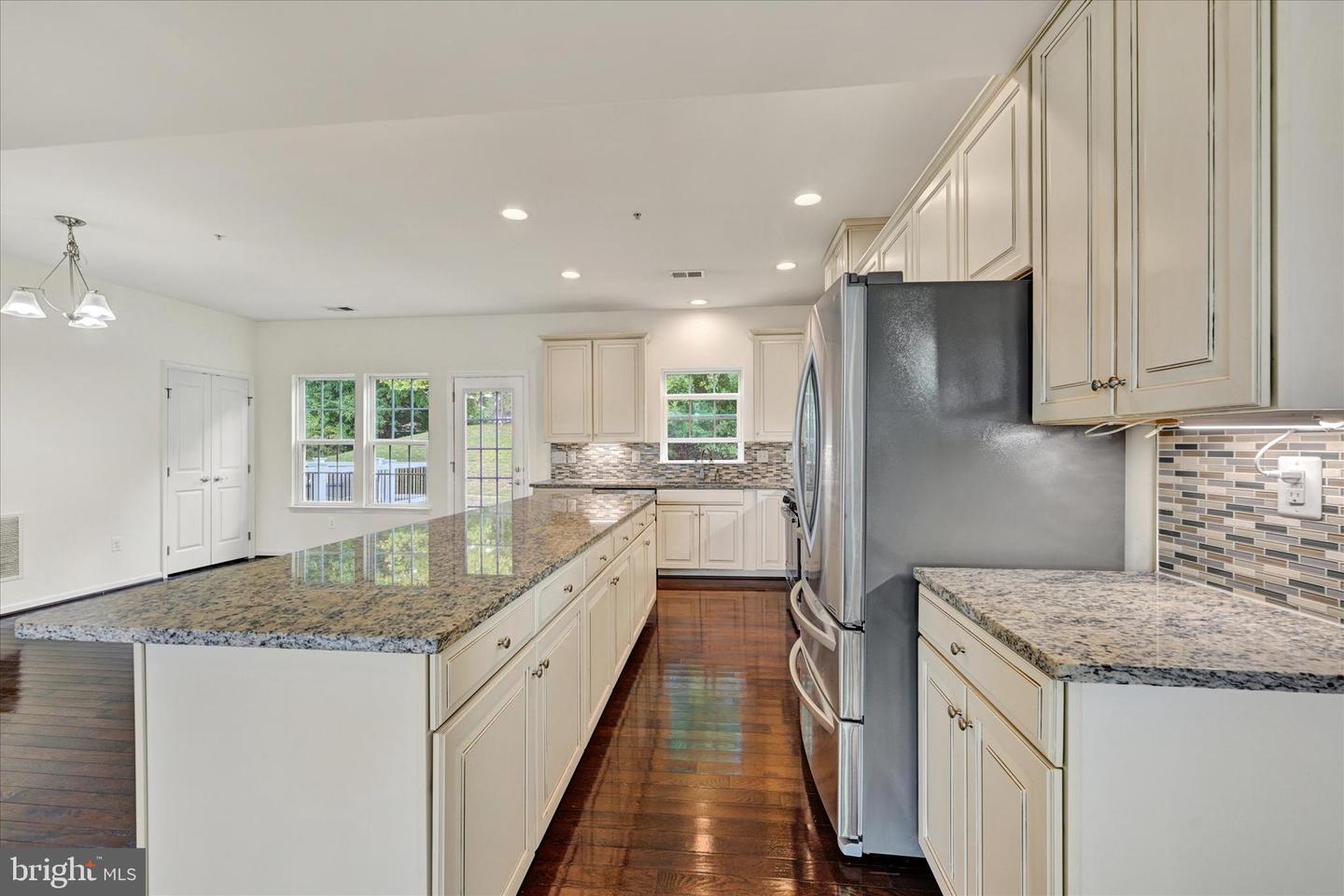 Photo 9 of 25 of 1335 Dickinson Ct townhome