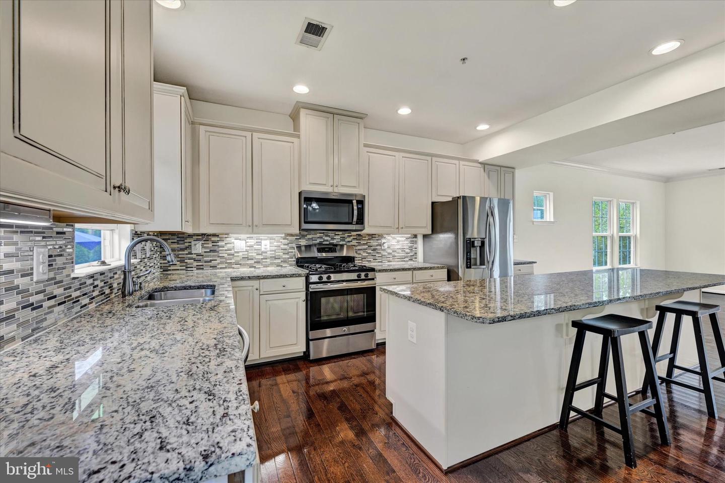 Photo 7 of 25 of 1335 Dickinson Ct townhome